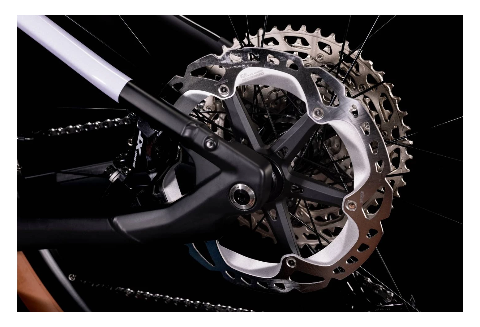 VTT Électrique Semi-Rigide Cube Reaction Hybrid SLT 750 29 Shimano XT 12V 750 Wh 29 » Violet Noir 2022 – Image 3